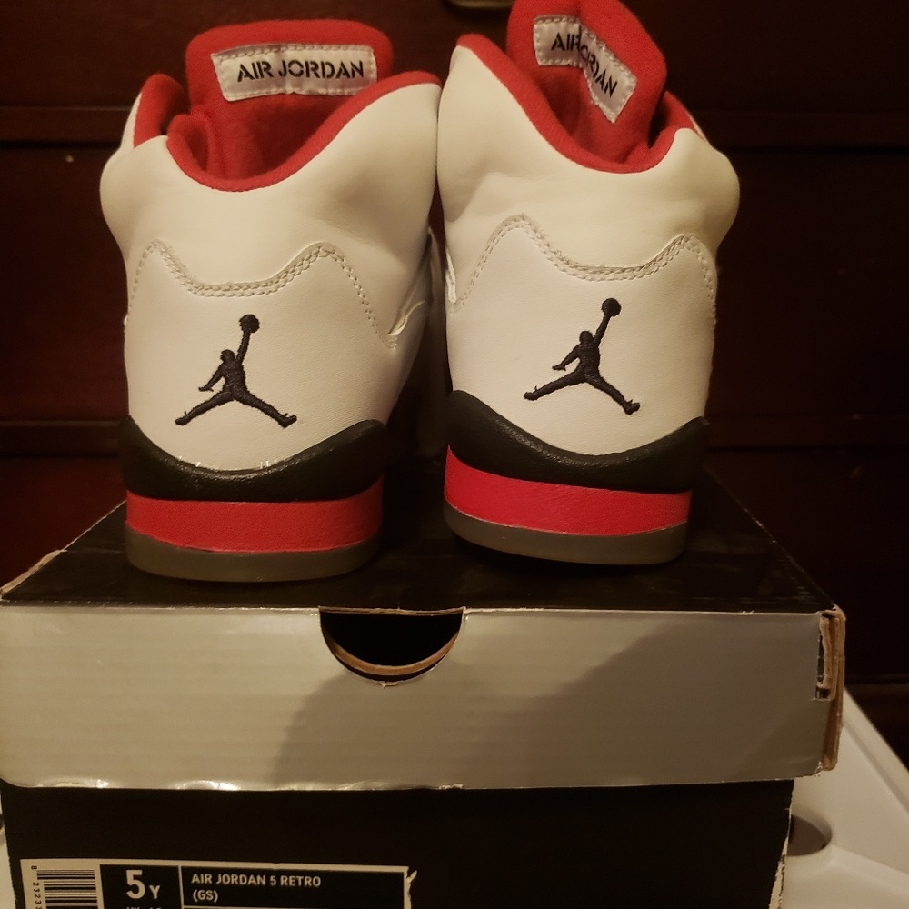 Almost new Jordan Retro 5 size 5 (originals) - Picture 2 of 5